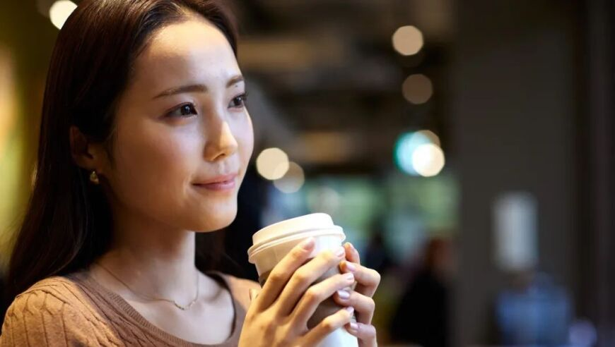 港澳六开彩开奖号码记录,女子站礁石上拍照 不料被卷入海里,经典解释落实_标配版V11.60